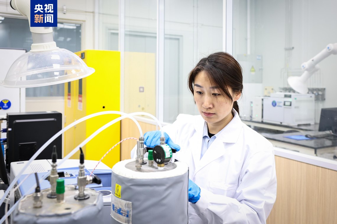 中国“纯硅”成功突破!我国攻克硅基量子芯片关键材料